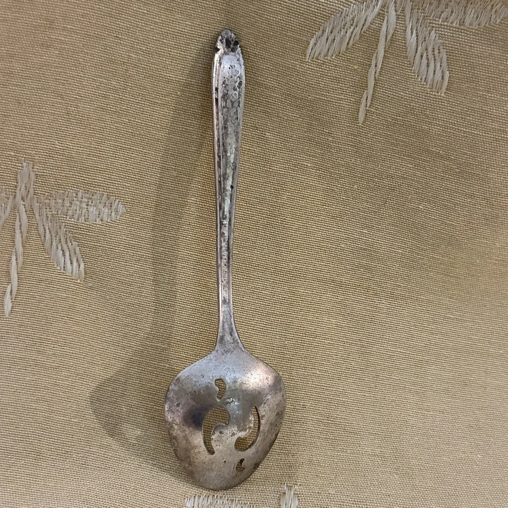 Vintage Meriden Silverplate Co. 1960 First Lady Sugar Sifter Spoon.